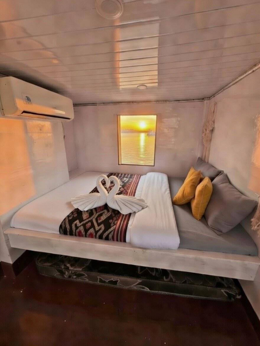 Surabaya — Private Cabin – King Cirox 2 Phinisi