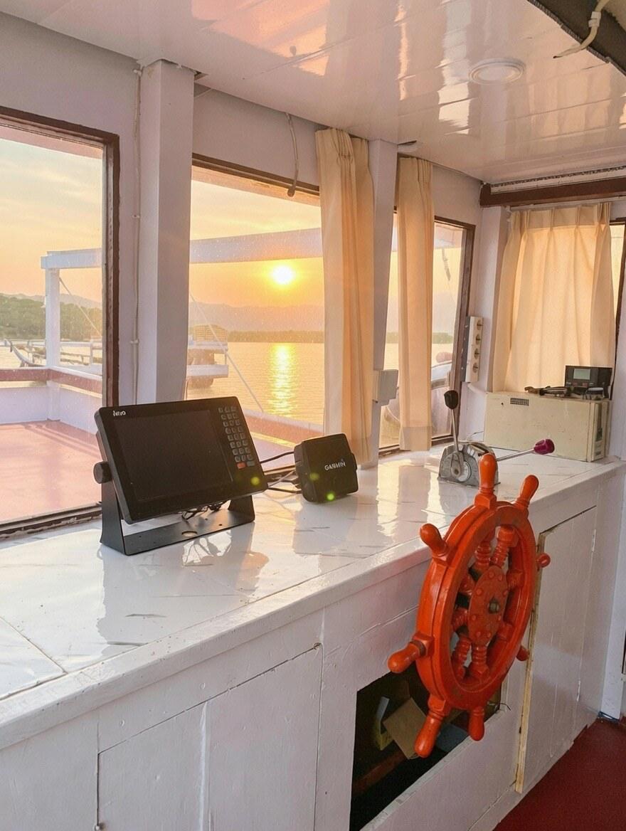 King Cirox 2 Phinisi – How to book a Komodo boat trip with King Cirox 2: message, deposit, balance, pier