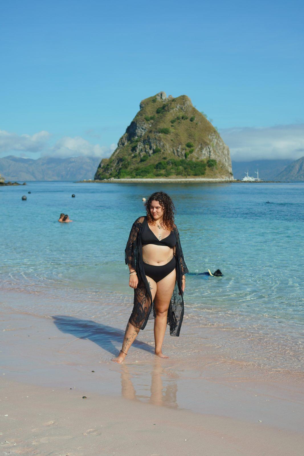 凯洛尔岛 – woman in black cover-up on sand, islet (Komodo Explorer 行程实拍)