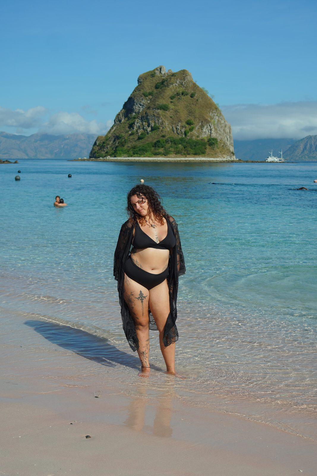 凯洛尔岛 – woman walking in shallows, islet behind (Komodo Explorer 行程实拍)