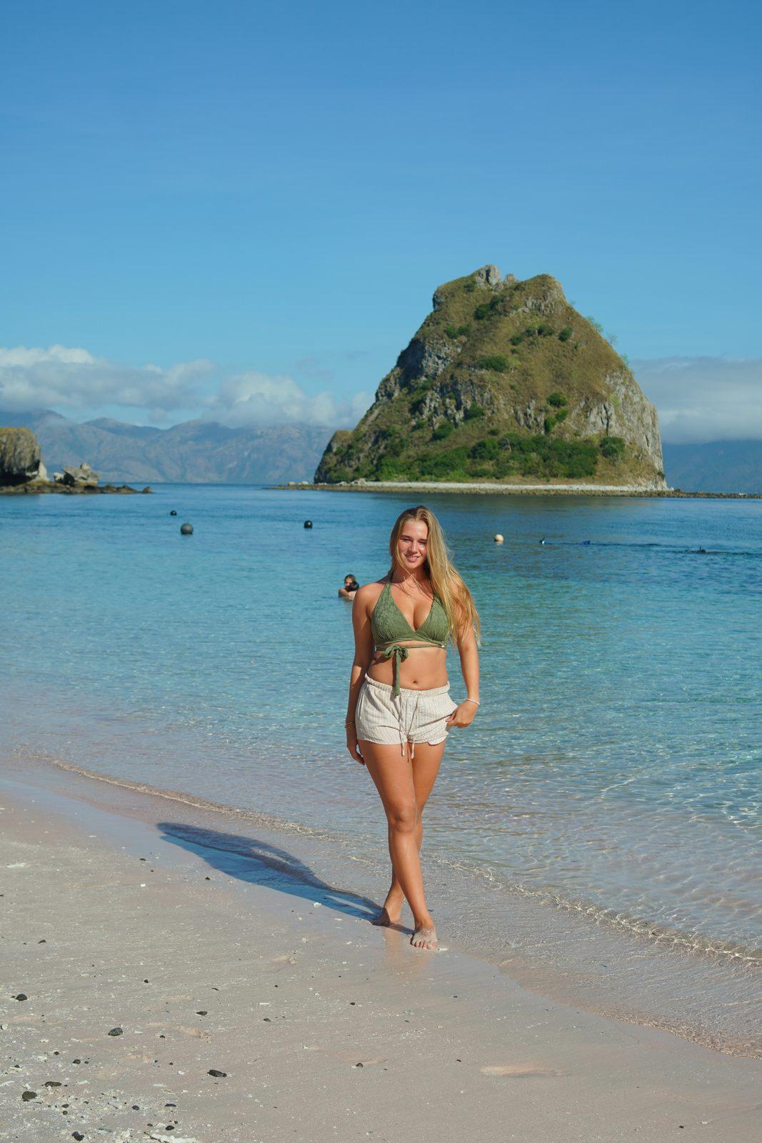 凯洛尔岛 – woman standing on sand, islet behind (Komodo Explorer 行程实拍)