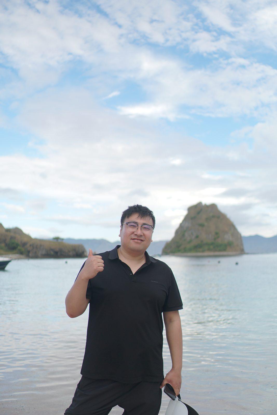 凯洛尔岛 – man on shore, islet behind (Komodo Explorer 行程实拍)