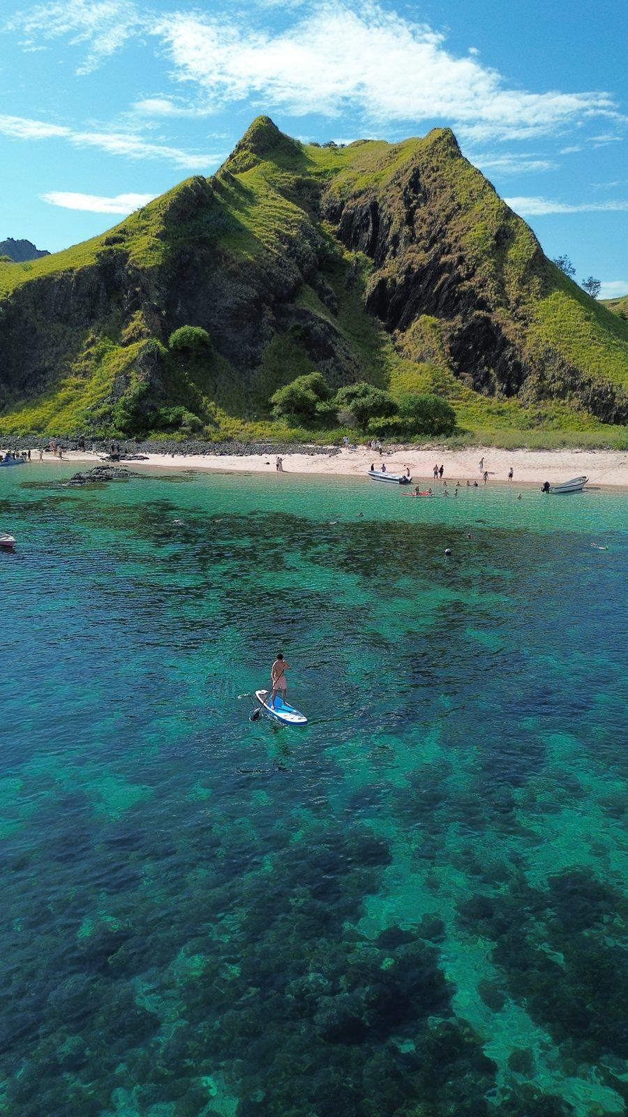 凯洛尔岛 – paddleboarder off steep green hill island (Komodo Explorer 行程实拍)