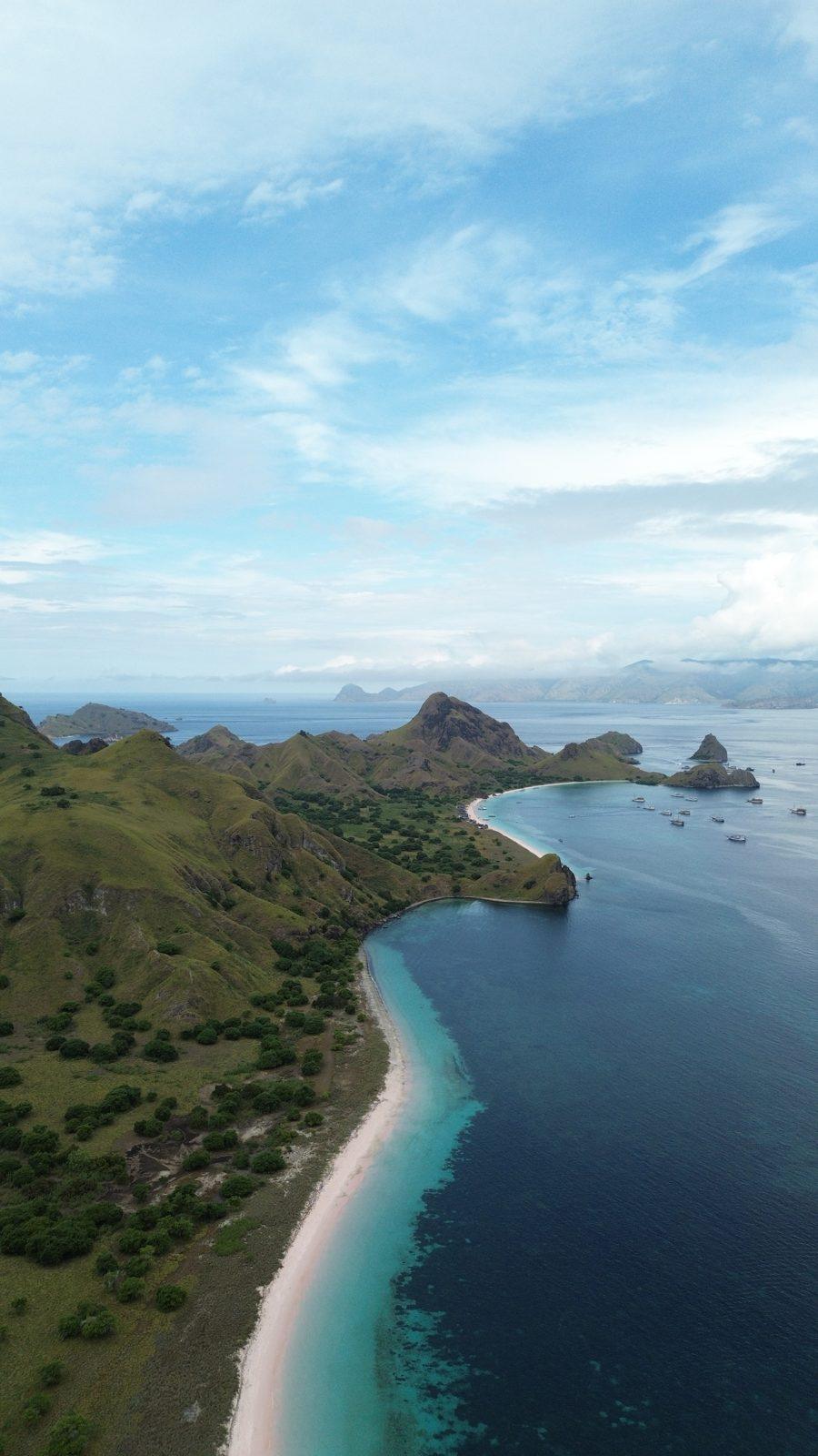 Padar – Aerial green headland, curved white beach (Foto real de un viaje de Komodo Explorer)