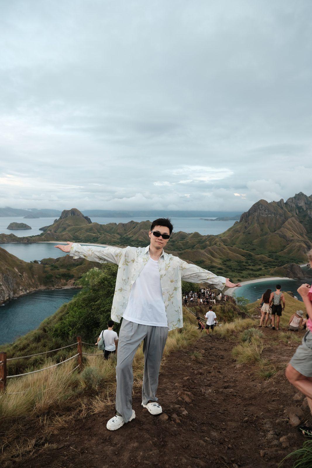 Padar – Man arms outstretched on Padar ridge (Foto real de un viaje de Komodo Explorer)