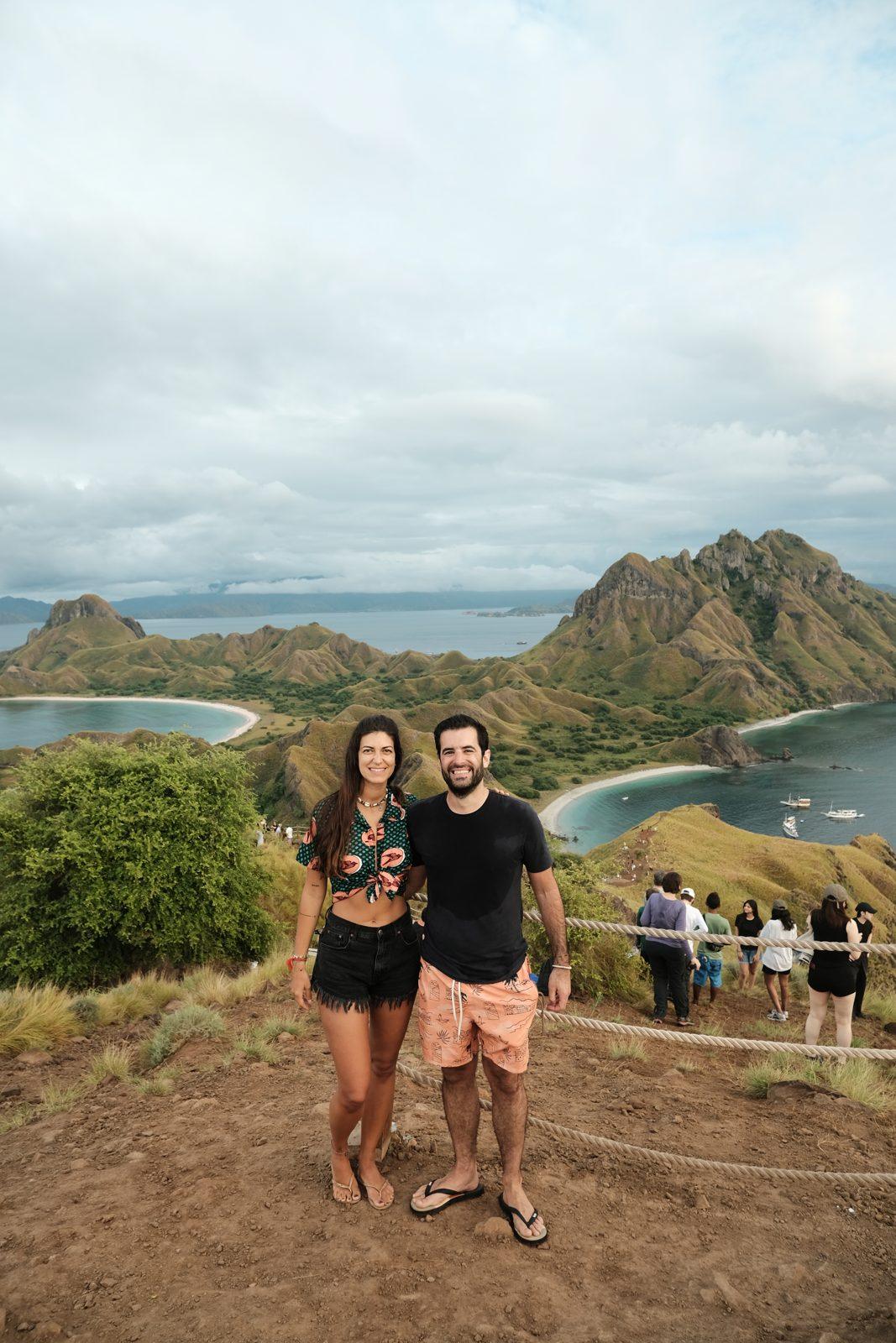 Padar – Couple posing, Padar bays, crowd on ridge (Foto real de un viaje de Komodo Explorer)