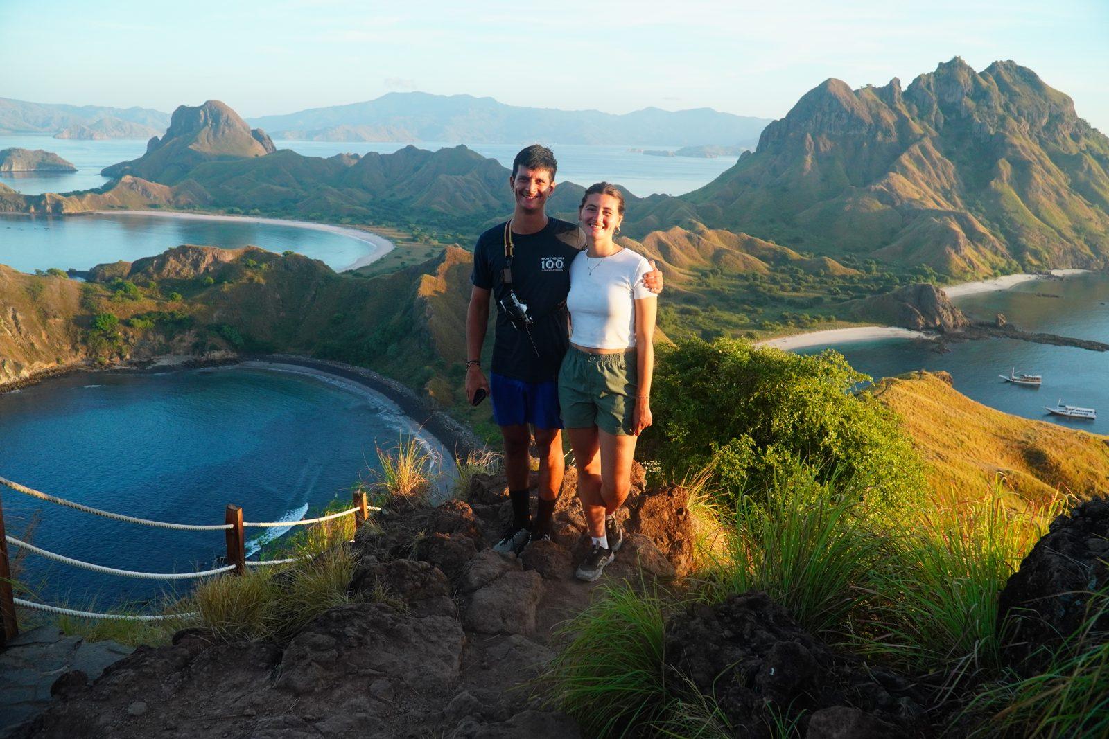 Padar – Couple posing, bays, golden light (Foto real de un viaje de Komodo Explorer)