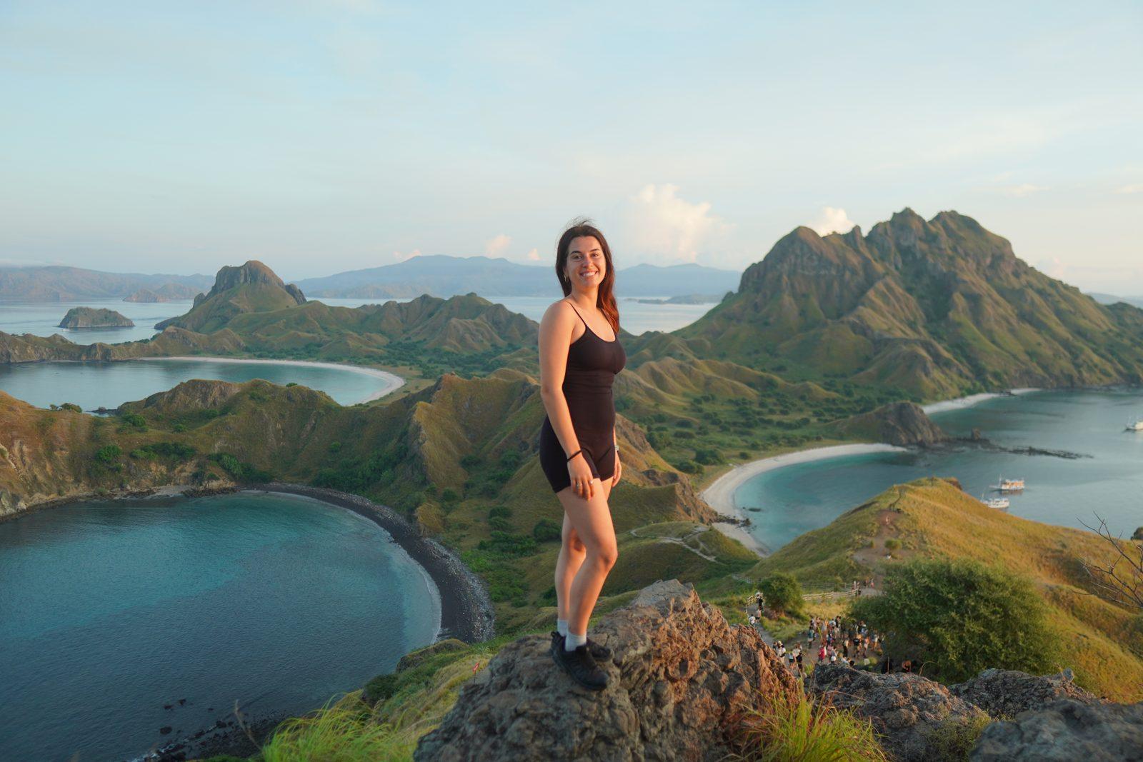 Padar – woman on ridge over three bays (Foto real de un viaje de Komodo Explorer)