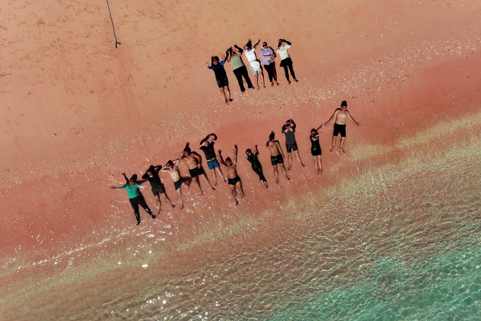 Pink Beach – Aerial, large group formation on pink sand (Foto real de un viaje de Komodo Explorer)