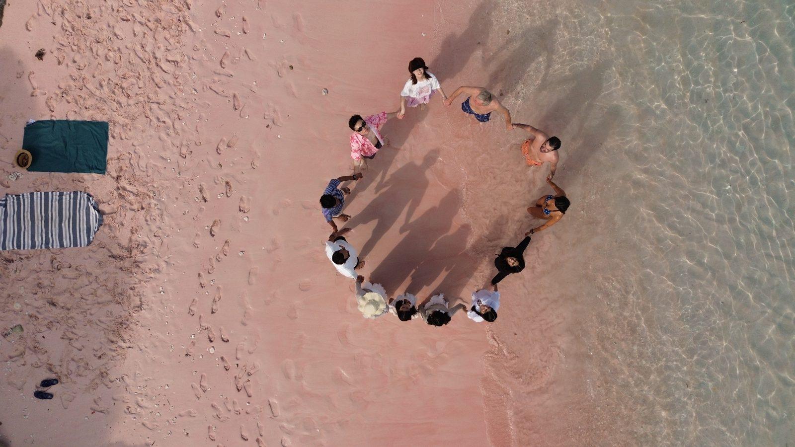 Pink Beach – Aerial group circle on pink sand (Foto real de un viaje de Komodo Explorer)