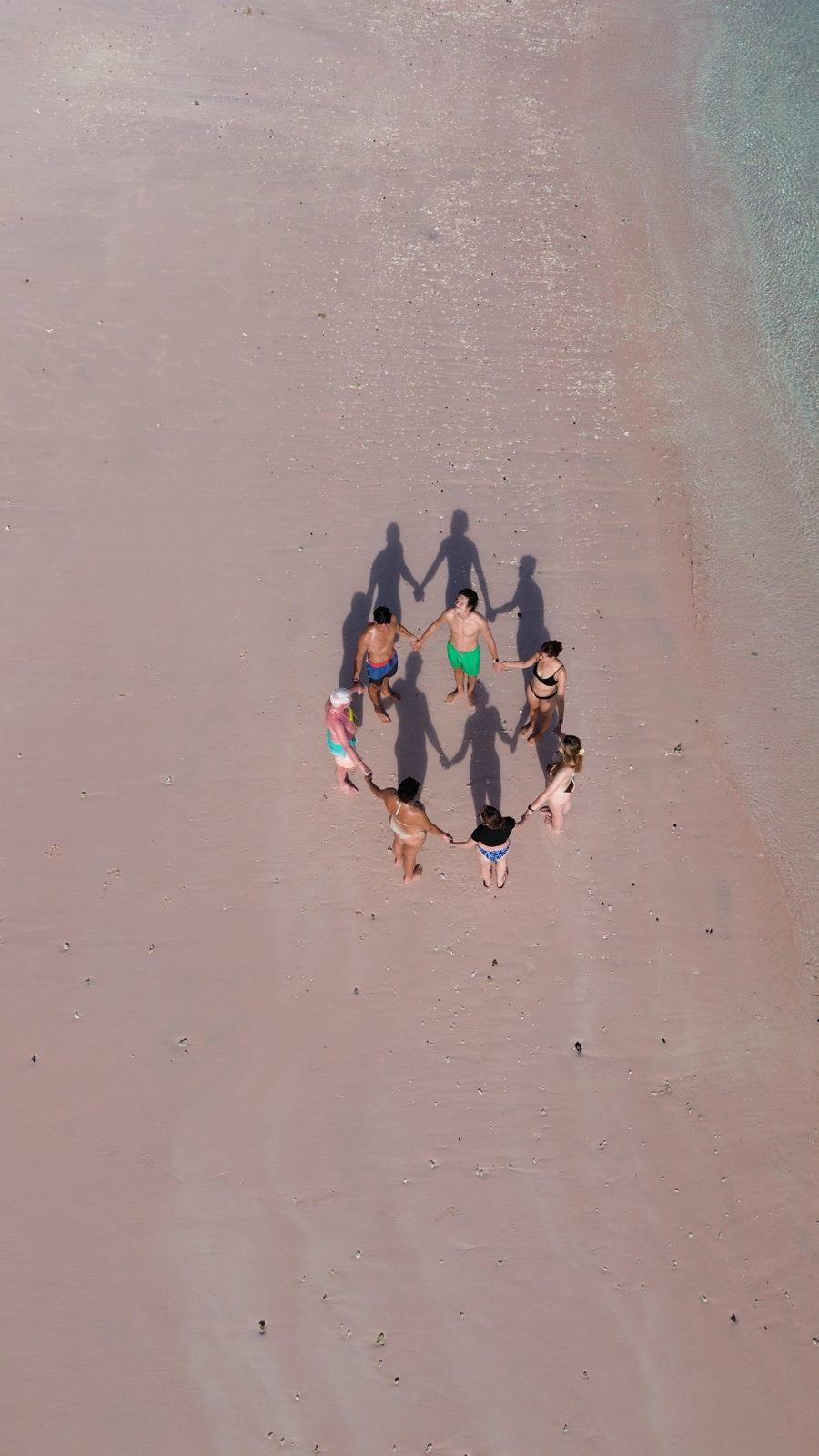 Pink Beach – Aerial group in circle on pink sand (Foto real de un viaje de Komodo Explorer)