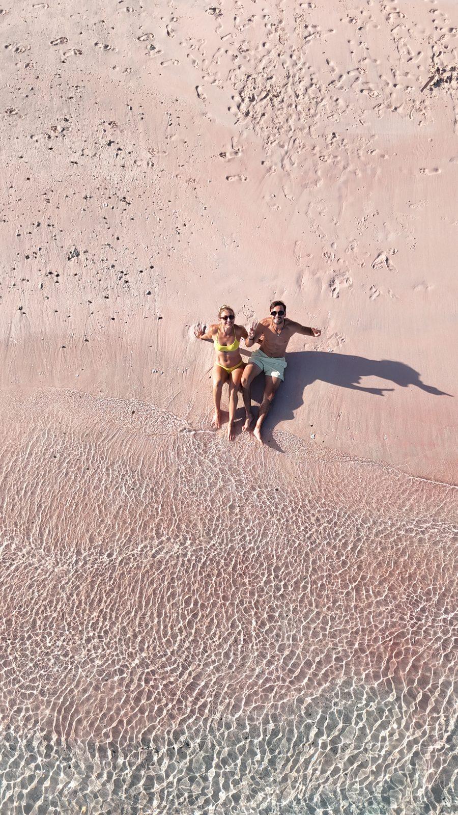 Pink Beach – group on pink sand, turquoise water (Foto real de un viaje de Komodo Explorer)