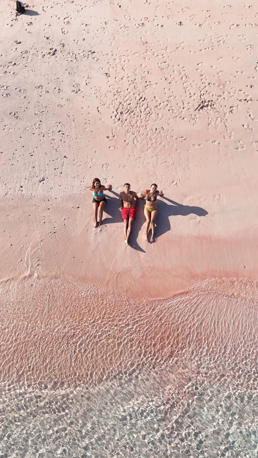 Pink Beach – four people on pink sand, drone (Foto real de un viaje de Komodo Explorer)