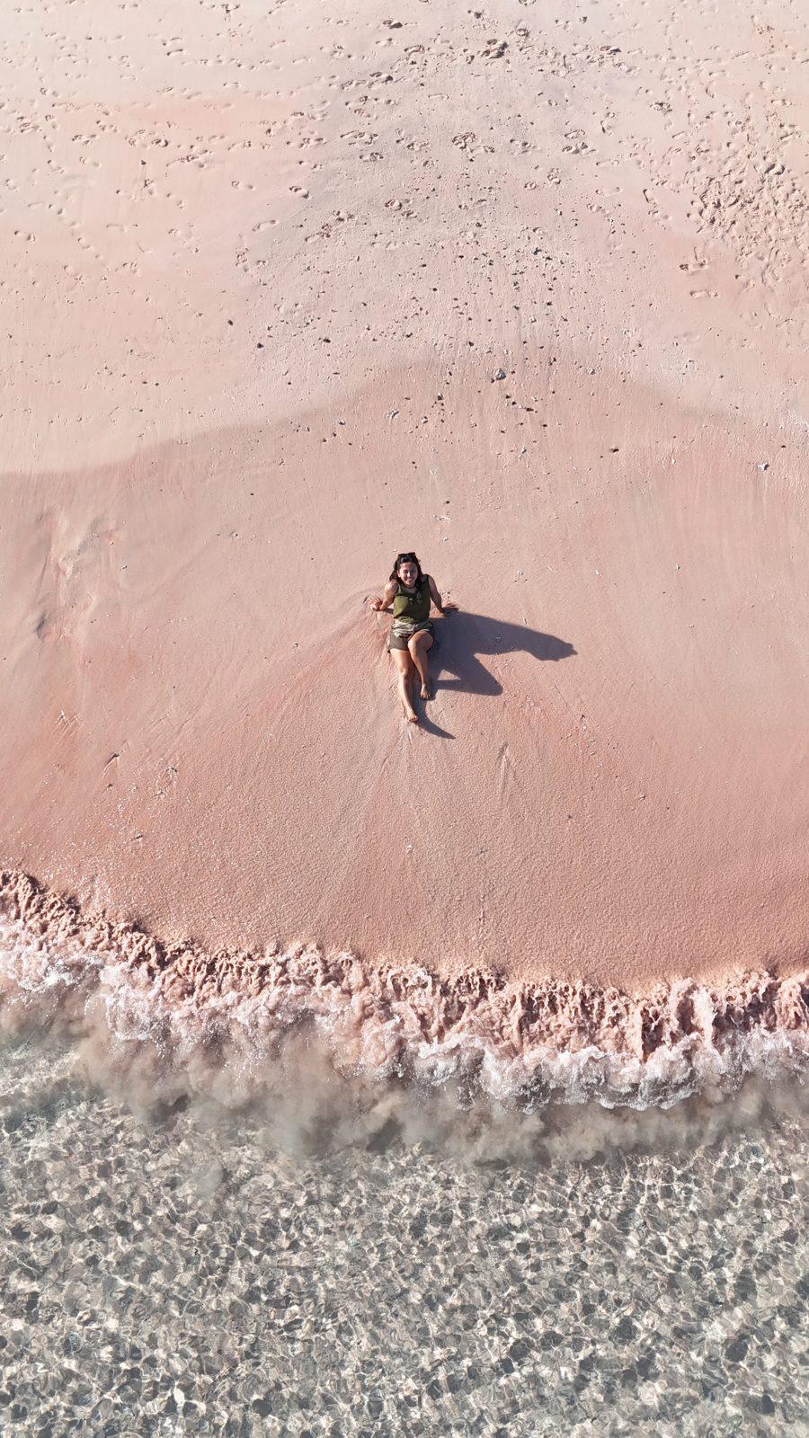 Pink Beach – lone figure on pink sand, turquoise water (Foto real de un viaje de Komodo Explorer)